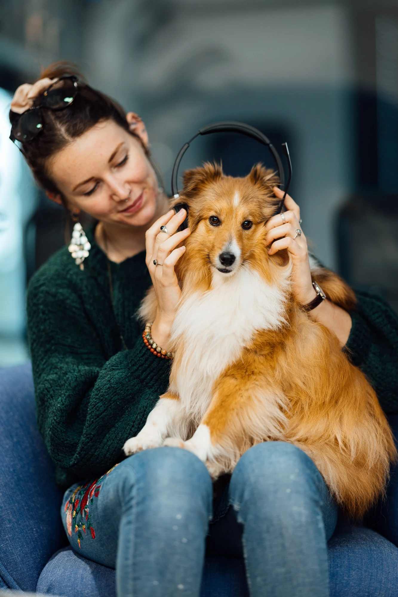femme chien telecommunications casque telephonie.